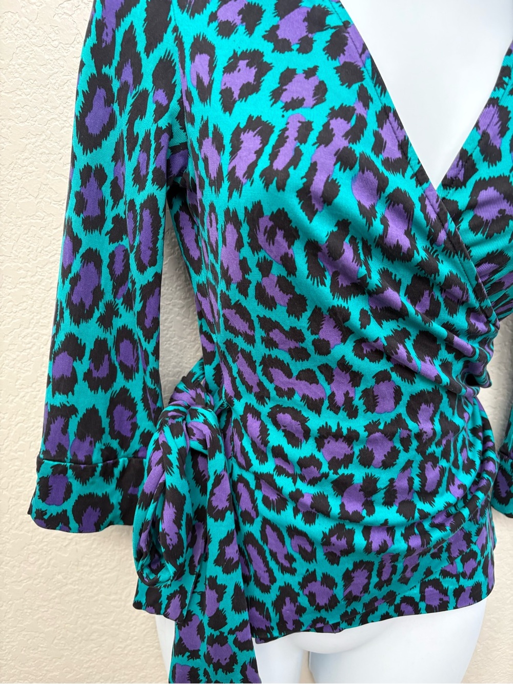 Diane Von Furstenberg Vintage Silk Teal & Purple Leopard Wrap Blouse Size 6 EUC - Picture 2 of 7
